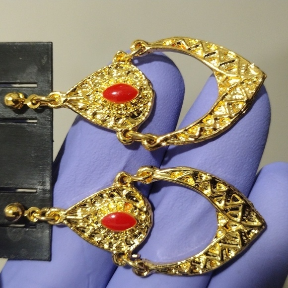 Women's Stylish Gold tone Designed Hoop Red color Stone Drop Earrings 1.5" - Picture 5 of 5